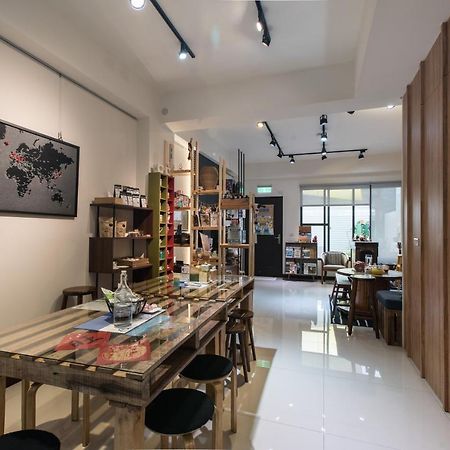 黑琵軼棧湖濱旅宿 K&B Happy Hostel Тайнань Екстер'єр фото