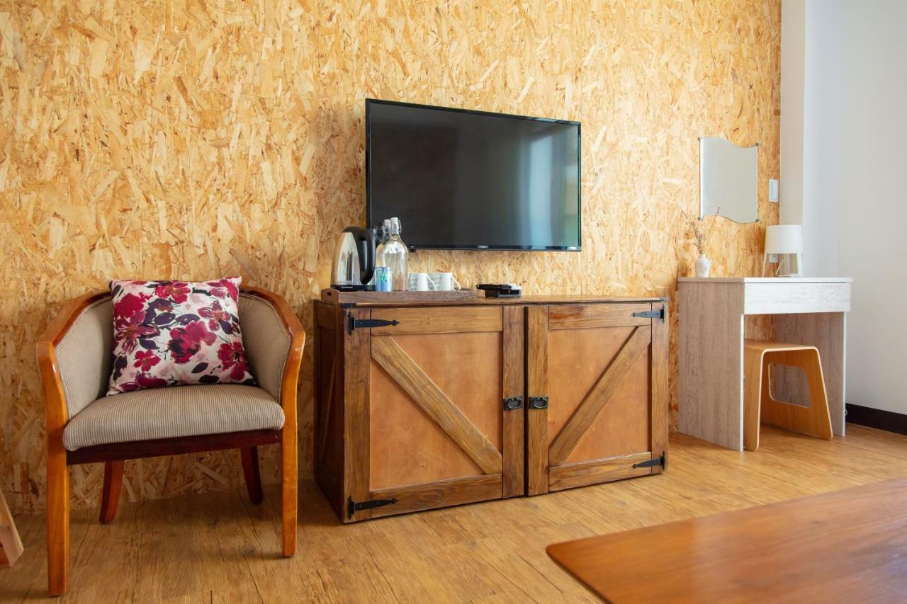 黑琵軼棧湖濱旅宿 K&B Happy Hostel Тайнань Екстер'єр фото